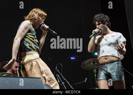 Mailand, Italien. 10. April 2018. Italienische duo Sem & Stènn führt an Indoor Sports Arena" Mediolanum Forum von Assago (MI). Brambilla Simone Fotografie leben Nachrichten Stockfoto