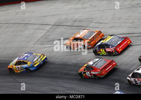 Bristol, Tennessee, USA. 15 Apr, 2018. April 15, 2018 - Bristol, Tennessee, USA: Ricky Stenhouse, Jr (17), Daniel Suarez (19), William Byron (24), Kyle Larson (42) und Brad Keselowski (2) Kampf um Position während des Food City 500 in Bristol Motor Speedway in Bristol, Tennessee. Quelle: Chris Owens Asp Inc/ASP/ZUMA Draht/Alamy leben Nachrichten Stockfoto
