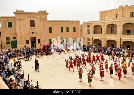 Valletta, Malta. 15 Apr, 2018. Re-enactors Parade und Salutieren am Fort St. Elmo, Valletta, Malta, am 15. April 2018. Heritage Malta eröffnet Fort Saint Elmo und die National War Museum kostenlos am Sonntag, dem 76. Jahrestag seit der Vergabe des George Cross auf den Maltesischen Inseln zu gedenken. Credit: Mark Zammit Cordina/Xinhua/Alamy leben Nachrichten Stockfoto