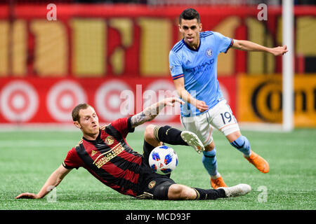 Atlanta, GA, USA. April 15, 2018. Atlanta Vereinigten Mittelfeldspieler Chris McCann (16) Während die MLS Fußball-Spiel zwischen den New York City FC und Atlanta United bei Mercedes-Benz Stadium am Sonntag April 15, 2018 in Atlanta, GA. Jakob Kupferman/CSM Credit: Cal Sport Media/Alamy leben Nachrichten Stockfoto