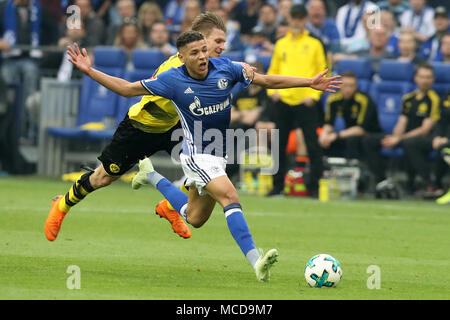 Gelsenkirchen, Deutschland. 15 Apr, 2018. Amin Harit (R) der FC Schalke 04 und Lukasz Piszczek von Borussia Dortmund wetteifern um die Kugel während dem Bundesligaspiel zwischen dem FC Schalke 04 und Borussia Dortmund in Gelsenkirchen, Deutschland, am 15. April 2018. Quelle: Joachim Bywaletz/Xinhua/Alamy leben Nachrichten Stockfoto