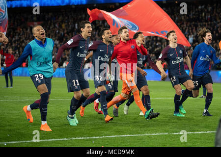 Paris. 15 Apr, 2018. Spieler aus Paris Saint-Germain Feiern nach dem Spiel gegen Monaco der französischen Ligue 33 1 Saison 2017-18 in Paris, Frankreich Am 15. April 2018. Paris Saint-Germain gewann Monaco mit 7-1 zu Hause und gewann die Meisterschaft. Credit: Jack Chan/Xinhua/Alamy leben Nachrichten Stockfoto