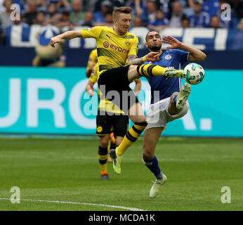 Gelsenkirchen, Deutschland. 15 Apr, 2018. Nabil Bentaleb (R) der FC Schalke 04 und Marco Reus von Borussia Dortmund wetteifern um die Kugel während dem Bundesligaspiel zwischen dem FC Schalke 04 und Borussia Dortmund in Gelsenkirchen, Deutschland, am 15. April 2018. Quelle: Joachim Bywaletz/Xinhua/Alamy leben Nachrichten Stockfoto