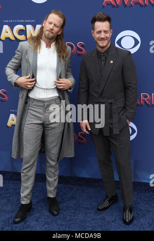 Las Vegas, Nevada, USA. 15 Apr, 2018. Tyler Hubbard und Bryan Kelley von der Country Music duo Florida Georgia Line nehmen an der 53 Akademie der Country Music Awards am 15. April 2018 im MGM Grand Arena in Las Vegas, Nevada. Credit: Marcel Thomas/ZUMA Draht/Alamy leben Nachrichten Stockfoto