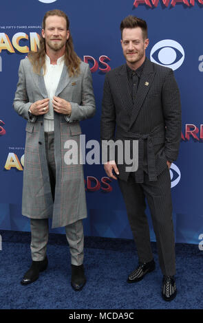 Las Vegas, Nevada, USA. 15 Apr, 2018. Tyler Hubbard und Bryan Kelley von der Country Music duo Florida Georgia Line nehmen an der 53 Akademie der Country Music Awards am 15. April 2018 im MGM Grand Arena in Las Vegas, Nevada. Credit: Marcel Thomas/ZUMA Draht/Alamy leben Nachrichten Stockfoto