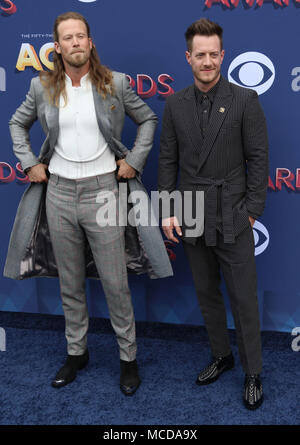 Las Vegas, Nevada, USA. 15 Apr, 2018. Tyler Hubbard und Bryan Kelley von der Country Music duo Florida Georgia Line nehmen an der 53 Akademie der Country Music Awards am 15. April 2018 im MGM Grand Arena in Las Vegas, Nevada. Credit: Marcel Thomas/ZUMA Draht/Alamy leben Nachrichten Stockfoto