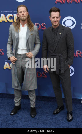 Las Vegas, Nevada, USA. 15 Apr, 2018. Tyler Hubbard und Bryan Kelley von der Country Music duo Florida Georgia Line nehmen an der 53 Akademie der Country Music Awards am 15. April 2018 im MGM Grand Arena in Las Vegas, Nevada. Credit: Marcel Thomas/ZUMA Draht/Alamy leben Nachrichten Stockfoto