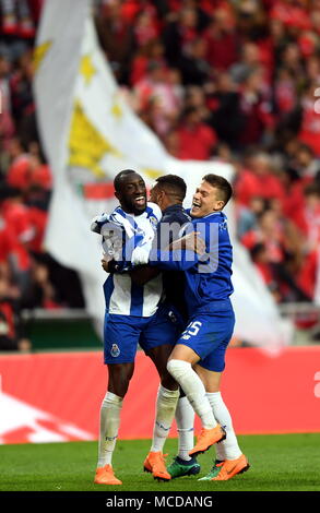 Lissabon, Portugal. 15 Apr, 2018. Spieler von Porto feiern ihre vicotry nach der Portugiesischen Liga Fußball Match zwischen SL Benfica und FC Porto in Lissabon, Portugal, 15. April 2018. Porto gewann 1:0. Credit: Zhang Liyun/Xinhua/Alamy leben Nachrichten Stockfoto