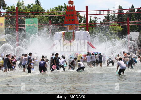 Kunming, Kunming, China. 14 Apr, 2018. Kunming, China 14. April 2018: Die Menschen feiern Water-Splashing Festival in Kunming, Provinz Yunnan im Süden Chinas. Das Festival läuft bis zum 22. April 2018. Credit: SIPA Asien/ZUMA Draht/Alamy leben Nachrichten Stockfoto