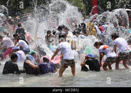 Kunming, Kunming, China. 14 Apr, 2018. Kunming, China 14. April 2018: Die Menschen feiern Water-Splashing Festival in Kunming, Provinz Yunnan im Süden Chinas. Das Festival läuft bis zum 22. April 2018. Credit: SIPA Asien/ZUMA Draht/Alamy leben Nachrichten Stockfoto