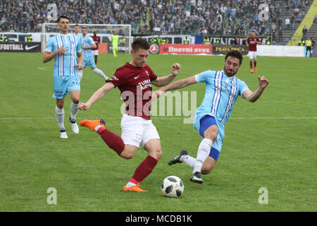 Sarajevo, Bosnien und Herzegowina. 15 Apr, 2018. Mico Kuzmanovic (L, vorne) von FK Sarajevo Mias mit Jadranko Bogicevic (R, Rront) von FK Zeljeznicar während eines Fußballspiels der BH Telecom Premier League von Bosnien und Herzegowina (BiH) zwischen FK und FK Zeljeznicar Sarajevo Sarajevo, BiH, am 15. April 2018. Das Spiel endete 0:0. Credit: Haris Memija/Xinhua/Alamy leben Nachrichten Stockfoto