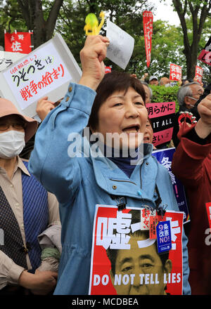 Tokio, Japan. 14 Apr, 2018. Demonstranten halten Plakate gegen Abe Kabinett auf einer Kundgebung vor der Nationalen Diät in Tokio zu protestieren am Samstag, 14. April 2018. Zehntausende von Menschen versammelt, um Rücktritt von Premierminister Shinzo Abe für die Moritomo und Kake Skandale zu verlangen. Credit: Yoshio Tsunoda/LBA/Alamy leben Nachrichten Stockfoto