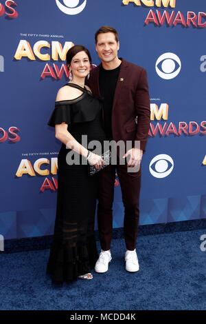 Laney Hayes, Walker Hayes bei der Ankunft für 53 Akademie der Country Music (ACM) Awards - Ankünfte 2, MGM Grand Garden Arena in Las Vegas, NV 15. April 2018. Foto: JA/Everett Collection Stockfoto