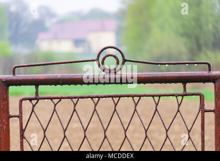 Głębowice, Polen. 16. April 2018. Frühling Regen. Nach ein paar sonnigen und warmen Frühlingstage, es regnet ab den Morgenstunden Credit: W124 Merc/Alamy leben Nachrichten Stockfoto