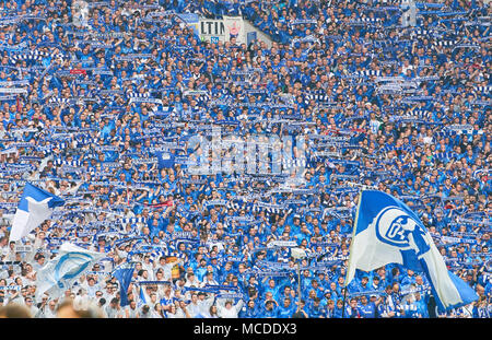 Gelsenkirchen, Deutschland. 15. April 2018. FC Schalke - BVB-, Gelsenkirchen, April 15, 2018 Fans feiern FC Schalke 04 - Borussia Dortmund 2-0 1. Division, Deutsche Fußball Liga, Gelsenkirchen, April 15, 2018, Saison 2017/2018 © Peter Schatz/Alamy leben Nachrichten Stockfoto