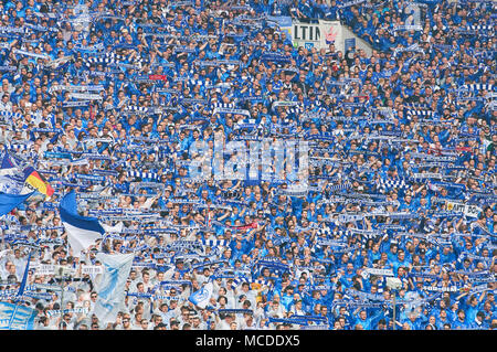 Gelsenkirchen, Deutschland. 15. April 2018. FC Schalke - BVB-, Gelsenkirchen, April 15, 2018 Fans feiern FC Schalke 04 - Borussia Dortmund 2-0 1. Division, Deutsche Fußball Liga, Gelsenkirchen, April 15, 2018, Saison 2017/2018 © Peter Schatz/Alamy leben Nachrichten Stockfoto