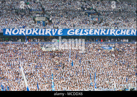 Gelsenkirchen, Deutschland. 15. April 2018. FC Schalke - BVB-, Gelsenkirchen, April 15, 2018 Fans feiern FC Schalke 04 - Borussia Dortmund 2-0 1. Division, Deutsche Fußball Liga, Gelsenkirchen, April 15, 2018, Saison 2017/2018 © Peter Schatz/Alamy leben Nachrichten Stockfoto