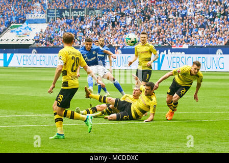 Gelsenkirchen, Deutschland. 15. April 2018. FC Schalke - BVB-, Gelsenkirchen, April 15, 2018 Amine HARIT, S04 Nr. 25 kickt den Ball, konkurrieren um die Kugel gegen SOKRATIS, 25 BVB Marco Reus, BVB 11 Lukasz PISZCZEK, BVB 26 Maximilian PHILIPP Nr. 20 BVB FC Schalke 04 - Borussia Dortmund 2-0 1. Division, Deutsche Fußball Liga, Gelsenkirchen, April 15, 2018, Saison 2017/2018 © Peter Schatz/Alamy leben Nachrichten Stockfoto