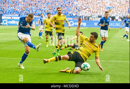Gelsenkirchen, Deutschland. 15. April 2018. FC Schalke - BVB-, Gelsenkirchen, April 15, 2018 Guido BURGSTALLER, S04 Nr. 19 kickt den Ball, konkurrieren um die Kugel gegen SOKRATIS, 25 BVB Marcel Schmelzer, BVB 29 FC Schalke 04 - Borussia Dortmund 2-0 1. Division, Deutsche Fußball Liga, Gelsenkirchen, April 15, 2018, Saison 2017/2018 © Peter Schatz/Alamy leben Nachrichten Stockfoto