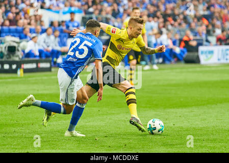 Gelsenkirchen, Deutschland. 15. April 2018. FC Schalke - BVB-, Gelsenkirchen, April 15, 2018 Marco Reus, BVB 11 konkurrieren um die Kugel gegen Amin HARIT, S04 Nr. 25 FC Schalke 04 - Borussia Dortmund 2-0 1. Division, Deutsche Fußball Liga, Gelsenkirchen, April 15, 2018, Saison 2017/2018 © Peter Schatz/Alamy leben Nachrichten Stockfoto