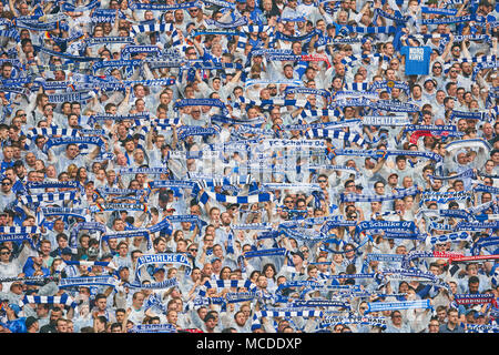 Gelsenkirchen, Deutschland. 15. April 2018. FC Schalke - BVB-, Gelsenkirchen, April 15, 2018 Fans, Unterstützer, Zuschauer, Feier FC Schalke 04 - Borussia Dortmund 2-0 1. Division, Deutsche Fußball Liga, Gelsenkirchen, April 15, 2018, Saison 2017/2018 © Peter Schatz/Alamy leben Nachrichten Stockfoto