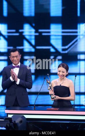 (180416) - HONGKONG, April 16, 2018 (Xinhua) - Direktor Kearen Pang (R) stellt während der 37Th Hong Kong Film Awards Verleihung in Hong Kong, South China, 15. April 2018. Kearen Pang gewann die beste Neuer Direktor für den Film "29+1". (Xinhua / Qin Qing) (Ry) Stockfoto