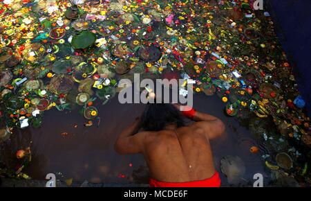 Kathmandu, Nepal. 16 Apr, 2018. Ein Anhänger ist ein heiliges Bad an einem Teich auf Muttertag, oder Mata Tirtha Aunsi, an Matatirtha in Kathmandu, Nepal, 16. April 2018. Nepalesische an diesem Tag beobachten Sie ihren Respekt zu ihren Müttern zu zeigen und eine Hommage an den verstorbenen Mütter zu bezahlen. Credit: Sunil Sharma/Xinhua/Alamy leben Nachrichten Stockfoto