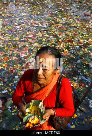 Kathmandu, Nepal. 16 Apr, 2018. Ein Devotee bietet Gebete nach der heiligen Badewanne am Muttertag, oder Mata Tirtha Aunsi, an Matatirtha in Kathmandu, Nepal, 16. April 2018. Nepalesische an diesem Tag beobachten Sie ihren Respekt zu ihren Müttern zu zeigen und eine Hommage an den verstorbenen Mütter zu bezahlen. Credit: Sunil Sharma/Xinhua/Alamy leben Nachrichten Stockfoto