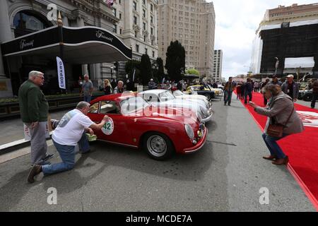 Los Angeles, USA. 15 Apr, 2018. Menschen besuchen Oldtimer vor dem Fairmont Hotel vor dem Start von Kalifornien Meile 2018 in Los Angeles, USA, 15. April 2018. Credit: Liu Yilin/Xinhua/Alamy leben Nachrichten Stockfoto