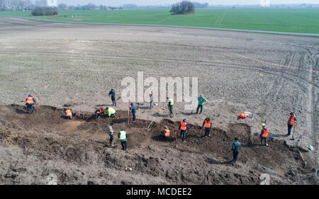 13 April 2018, Deutschland, Schaprode: Archäologen haben wertvolle, überwiegend Skandinavischen Silberne Schätze aus dem späten 10. Jahrhundert entdeckt, in einem Feld auf der deutschen Insel Rügen. Auf einer Fläche von rund 400 Quadratmeter in der Nähe der Gemeinde Schaprode, erholten sie sich Schmuck und rund 500 - 600 Münzen, von denen mehr als 100 Münzen stammen aus der Zeit der Herrschaft der Dänische König Harald "Bluetooth" (910-987). (Luftbild mit einer Drone) Foto: Stefan Sauer/dpa genommen Stockfoto