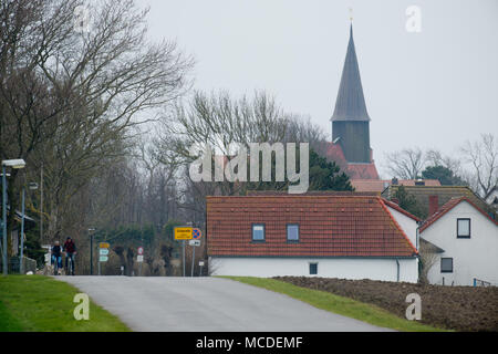 15 April 2018, Deutschland, Schaprode: Blick auf das Dorf Schaprode. Archäologen haben wertvolle entdeckt, überwiegend Skandinavischen Silberne Schätze aus dem späten 10. Jahrhundert, in ein Feld auf der deutschen Insel Rügen. Auf einer Fläche von rund 400 Quadratmeter in der Nähe der Gemeinde Schaprode, erholten sie sich Schmuck und rund 500 - 600 Münzen, von denen mehr als 100 Münzen stammen aus der Zeit der Herrschaft der Dänische König Harald "Bluetooth" (910-987). Foto: Stefan Sauer/dpa Stockfoto