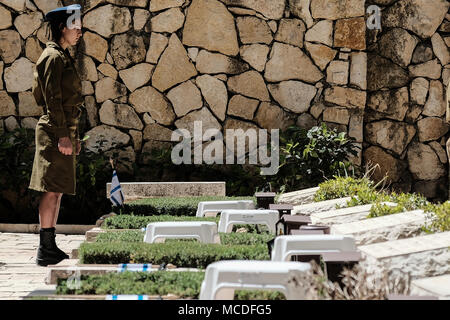 Jerusalem, Israel. 16. April 2018. Soldaten der IDF, Israelische Flaggen mit schwarzen Bänder auf jedes der Gräber und begrüssen die am Mount Herzl Soldatenfriedhof vor dem Memorial Day, Yom Hazikaron gefallen, für Israels gefallenen Soldaten und die Opfer von Terroranschlägen. Memorial Day, 18 April, 2018 gekennzeichnet werden. Credit: Nir Alon/Alamy leben Nachrichten Stockfoto