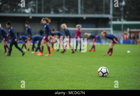 Kingston upon Thames, London, England. 15. April 2018: Manchester City Spieler warm up vor der SSE Frauen FA-Cup Halbfinale gegen Chelsea Damen an der Cherry Red Records Stadion in Surrey. © David Rebhuhn/Alamy leben Nachrichten Stockfoto