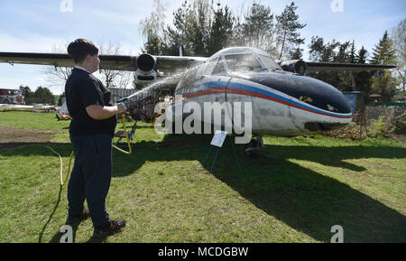 Kunovice, Tschechische Republik. 14 Apr, 2018. Freiwillige reinigen Flugzeuge im Luftfahrtmuseum in Kunovice, Tschechische Republik, am Samstag, 14. April 2018, vor der neuen Saison. Credit: Dalibor Gluck/CTK Photo/Alamy leben Nachrichten Stockfoto