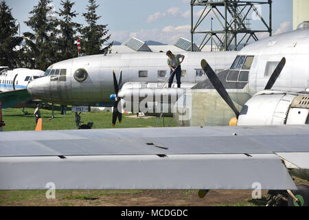 Kunovice, Tschechische Republik. 14 Apr, 2018. Freiwillige reinigen Flugzeuge im Luftfahrtmuseum in Kunovice, Tschechische Republik, am Samstag, 14. April 2018, vor der neuen Saison. Credit: Dalibor Gluck/CTK Photo/Alamy leben Nachrichten Stockfoto