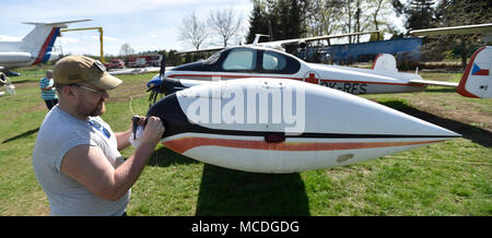 Kunovice, Tschechische Republik. 14 Apr, 2018. Freiwillige reinigen Flugzeuge im Luftfahrtmuseum in Kunovice, Tschechische Republik, am Samstag, 14. April 2018, vor der neuen Saison. Credit: Dalibor Gluck/CTK Photo/Alamy leben Nachrichten Stockfoto