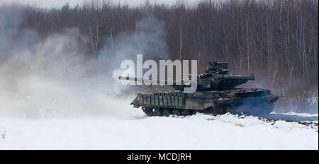 Yavoriv, der Ukraine Ukrainische Armee T-64B Tank feuert eine Runde während einer Übung an der Yavoriv Combat Training Center (CTC) Hier, 24.02.14. Den Tank gehört zur dritten Bataillon, 14 mechanisierte Brigade, die derzeit eine Ausbildung Rotation an der CTC ausfüllen. Während der Drehung, die 3-14 th wird durch US-amerikanische, kanadische, Litauisch, Polnisch betreut werden, und der britische Service Mitglieder, wie sie bei der Erreichung ihrer Ziel der NATO-Interoperabilität bemühen. (U.S. Armee Foto von Sgt. Alexander Rektor) Stockfoto