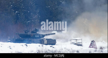 Yavoriv, der Ukraine Ukrainische Armee T-64B Tank feuert eine Runde während einer Übung an der Yavoriv Combat Training Center (CTC) Hier, 24.02.14. Den Tank gehört zur dritten Bataillon, 14 mechanisierte Brigade, die derzeit eine Ausbildung Rotation an der CTC ausfüllen. Während der Drehung, die 3-14 th wird durch US-amerikanische, kanadische, Litauisch, Polnisch betreut werden, und Großbritannien service Mitglieder, wie sie bei der Erreichung ihrer Ziel der NATO-Interoperabilität bemühen. (U.S. Armee Foto von Sgt. Alexander Rektor) Stockfoto