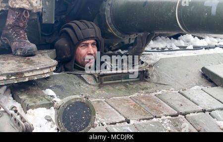 Yavoriv, der Ukraine Ukrainische Armee Soldat 3 Bataillon zugeordnet, 14 mechanisierte Brigade, betreibt ein T-64B Tanks während einer Live-fire Übung in der yavoriv Combat Training Center (CTC) hier Feb 14 durchgeführt. Derzeit 3-14 Th ist Abschluss einer Ausbildung Rotation an der CTC, wo sie von den US-amerikanischen, kanadischen, Litauisch, Polnisch betreut wird, und Großbritannien service Mitglieder, wie sie bei der Erreichung ihrer Ziel der NATO-Interoperabilität bemühen. (U.S. Armee Foto von Sgt. Alexander Rektor) Stockfoto