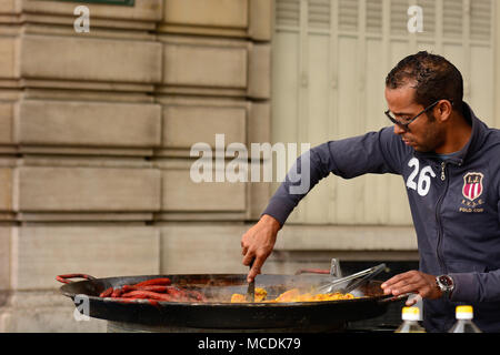 Street Hersteller grillen Würstchen und gewürztes Hähnchen auf den Straßen von Paris. Stockfoto