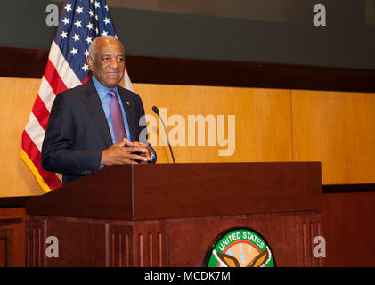 MacDill AFB, Fla (Feb. 5, 2018) - US Air Force General (Ret) Lloyd W. 'Bild' Newton, spricht auf nationaler African American History Month feier Kick-Off-Veranstaltung am Hauptsitz USCENTCOM, Feb 5, 2018. Us Central Command feiert die Erfolge der afrikanischen amerikanischen Service Mitglieder und Zivilisten während des Nationalen African American History Month, 24.02.1-28. (Foto von Tom Gagnier) Stockfoto