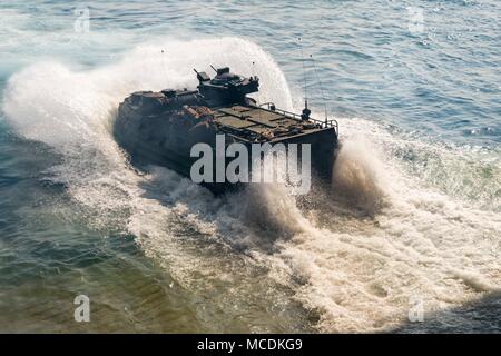 180215-N-XK 809-264 GOLF VON THAILAND (Feb. 15, 2018) ein amphibisches Fahrzeug, auf den 3. Marine Division startet vom Deck des Amphibious Assault ship USS BONHOMME RICHARD (LHD 6) zur Unterstützung der Übung Cobra Gold 2018. Bonhomme Richard beteiligt sich an CG 18 neben Royal Thai Navy Schiffe und Personal, die Durchführung einer Reihe von Amphibischen Operationen, die die taktische Know-how der Teilnehmer und Proben kombinierten Funktionen auf unvorhergesehene Ereignisse zu reagieren. Cobra Gold ist eine jährliche Übung im Königreich Thailand durchgeführt wurde in diesem Jahr von 13-Feb. Stockfoto