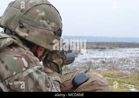 Britische Soldaten mit der leichte Dragoner arbeiten als Team, als sie üben ihre sharpshooting Fähigkeiten in einem Bereich in der Nähe der Bemowo Piskie, Polen, Jan. 15, 2018. Diese Soldaten sind ein Teil der einzigartigen, multinationalen Battle Group aus USA, Großbritannien, Kroatischen und rumänischen Soldaten, die mit der polnischen 15 mechanisierte Brigade als Abschreckung Kraft im Nordosten Polens zur Unterstützung des NATO-Enhanced vorwärts Präsenz dienen. (Foto mit freundlicher Genehmigung von Tpr Surridge, UK MoD, Crown Copyright) Stockfoto
