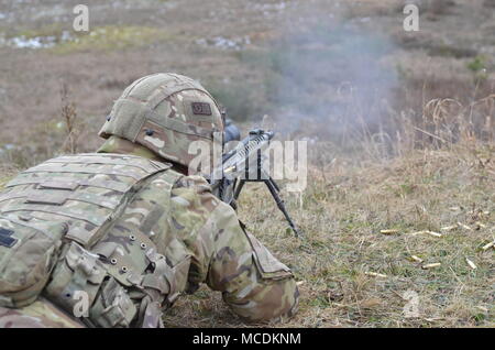 Britische Soldaten mit der leichte Dragoner arbeiten als Team, als sie üben ihre sharpshooting Fähigkeiten in einem Bereich in der Nähe der Bemowo Piskie, Polen, Jan. 15, 2018. Diese Soldaten sind ein Teil der einzigartigen, multinationalen Battle Group aus USA, Großbritannien, Kroatischen und rumänischen Soldaten, die mit der polnischen 15 mechanisierte Brigade als Abschreckung Kraft im Nordosten Polens zur Unterstützung des NATO-Enhanced vorwärts Präsenz dienen. (Foto mit freundlicher Genehmigung von Tpr Surridge, UK MoD, Crown Copyright) Stockfoto