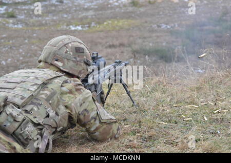 Britische Soldaten mit der leichte Dragoner arbeiten als Team, als sie üben ihre sharpshooting Fähigkeiten in einem Bereich in der Nähe der Bemowo Piskie, Polen, Jan. 15, 2018. Diese Soldaten sind ein Teil der einzigartigen, multinationalen Battle Group aus USA, Großbritannien, Kroatischen und rumänischen Soldaten, die mit der polnischen 15 mechanisierte Brigade als Abschreckung Kraft im Nordosten Polens zur Unterstützung des NATO-Enhanced vorwärts Präsenz dienen. (Foto mit freundlicher Genehmigung von Tpr Surridge, UK MoD, Crown Copyright) Stockfoto