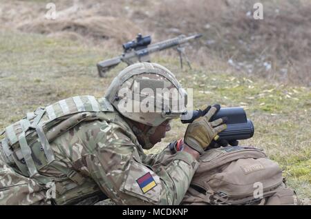 Britische Soldaten mit der leichte Dragoner arbeiten als Team, als sie üben ihre sharpshooting Fähigkeiten in einem Bereich in der Nähe der Bemowo Piskie, Polen, Jan. 15, 2018. Diese Soldaten sind ein Teil der einzigartigen, multinationalen Battle Group aus USA, Großbritannien, Kroatischen und rumänischen Soldaten, die mit der polnischen 15 mechanisierte Brigade als Abschreckung Kraft im Nordosten Polens zur Unterstützung des NATO-Enhanced vorwärts Präsenz dienen. (Foto mit freundlicher Genehmigung von Tpr Surridge, UK MoD, Crown Copyright) Stockfoto