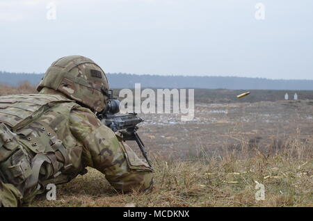 Britische Soldaten mit der leichte Dragoner arbeiten als Team, als sie üben ihre sharpshooting Fähigkeiten in einem Bereich in der Nähe der Bemowo Piskie, Polen, Jan. 15, 2018. Diese Soldaten sind ein Teil der einzigartigen, multinationalen Battle Group aus USA, Großbritannien, Kroatischen und rumänischen Soldaten, die mit der polnischen 15 mechanisierte Brigade als Abschreckung Kraft im Nordosten Polens zur Unterstützung des NATO-Enhanced vorwärts Präsenz dienen. (Foto mit freundlicher Genehmigung von Tpr Surridge, UK MoD, Crown Copyright) Stockfoto