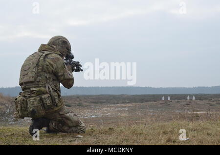 Britische Soldaten mit der leichte Dragoner arbeiten als Team, als sie üben ihre sharpshooting Fähigkeiten in einem Bereich in der Nähe der Bemowo Piskie, Polen, Jan. 15, 2018. Diese Soldaten sind ein Teil der einzigartigen, multinationalen Battle Group aus USA, Großbritannien, Kroatischen und rumänischen Soldaten, die mit der polnischen 15 mechanisierte Brigade als Abschreckung Kraft im Nordosten Polens zur Unterstützung des NATO-Enhanced vorwärts Präsenz dienen. (Foto mit freundlicher Genehmigung von Tpr Surridge, UK MoD, Crown Copyright) Stockfoto