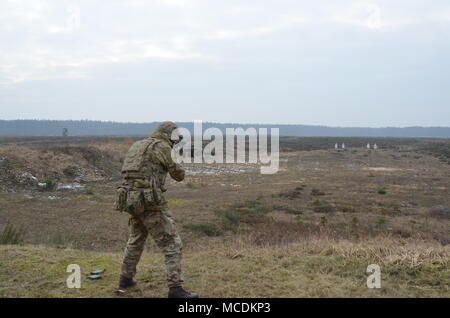 Britische Soldaten mit der leichte Dragoner arbeiten als Team, als sie üben ihre sharpshooting Fähigkeiten in einem Bereich in der Nähe der Bemowo Piskie, Polen, Jan. 15, 2018. Diese Soldaten sind ein Teil der einzigartigen, multinationalen Battle Group aus USA, Großbritannien, Kroatischen und rumänischen Soldaten, die mit der polnischen 15 mechanisierte Brigade als Abschreckung Kraft im Nordosten Polens zur Unterstützung des NATO-Enhanced vorwärts Präsenz dienen. (Foto mit freundlicher Genehmigung von Tpr Surridge, UK MoD, Crown Copyright) Stockfoto