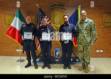 Us-Armee Oberst James Bartholomees III, Kommandant der 173Rd Airborne Brigade (rechts), stellt ein Zertifikat für die Appuntato Scelto Antonio Apicella, Maresciallo Dante Ricci und, Luogo Tenente Graziano Chiarello der Italienischen Armee Carabinieri SETAF, für ihren Beitrag zur Freiheit des 173Rd Airborne Brigade der Bewegung in ganz Italien und Europa, Caserma Del Din, 15. Febr. 2018, Vicenza, Italien. (U.S. Armee Foto von Paolo Bovo) Stockfoto